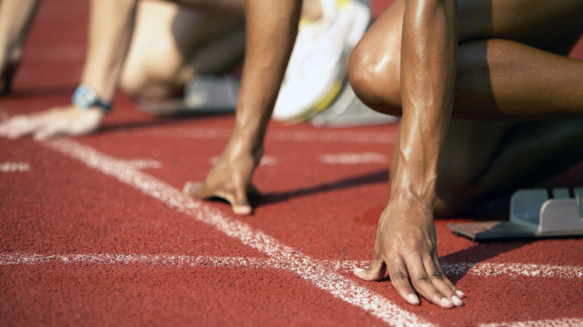 阿尔卡拉斯横扫对手晋级 展现新生代网球王者风范