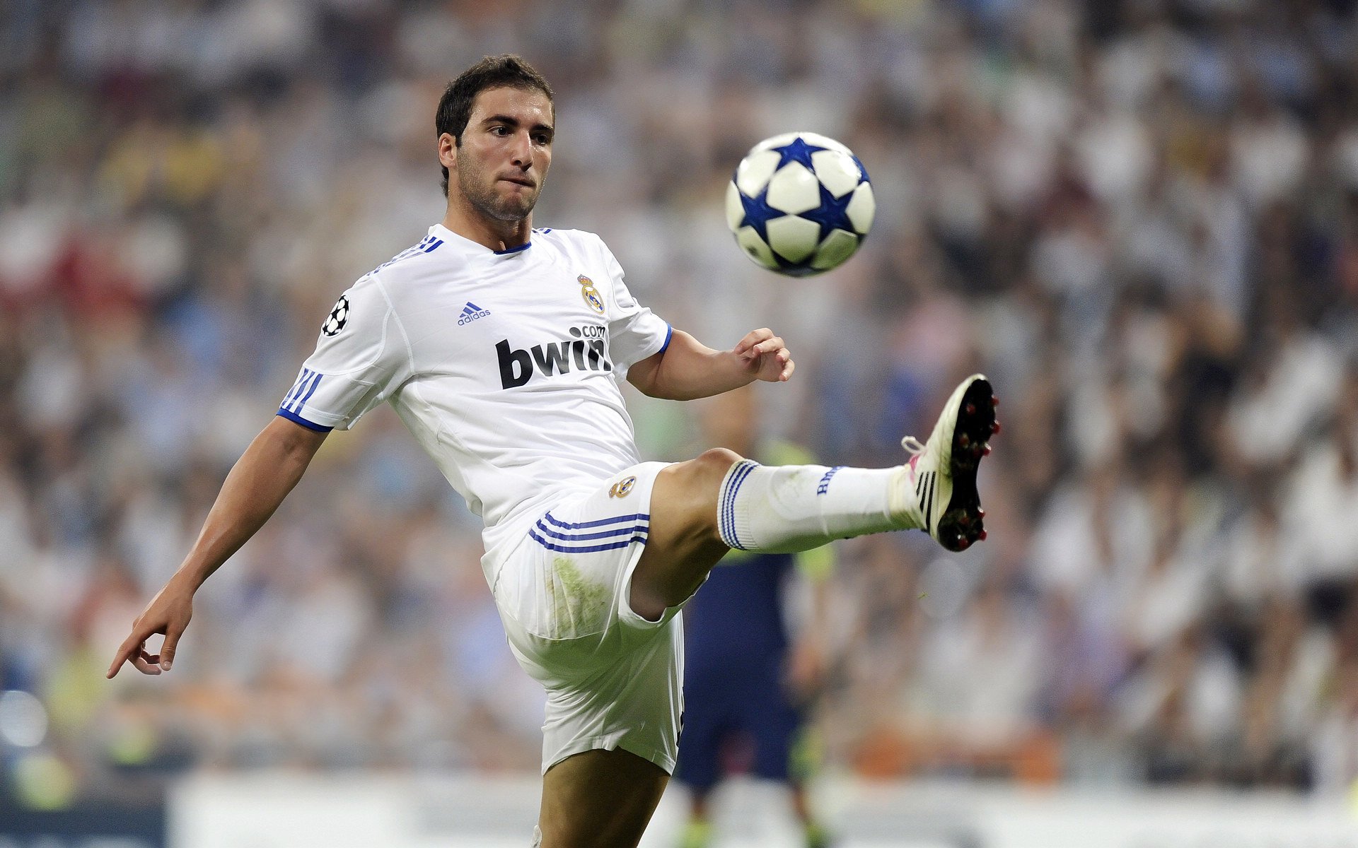 冰球联赛激战正酣，强队对决引爆冬季热潮