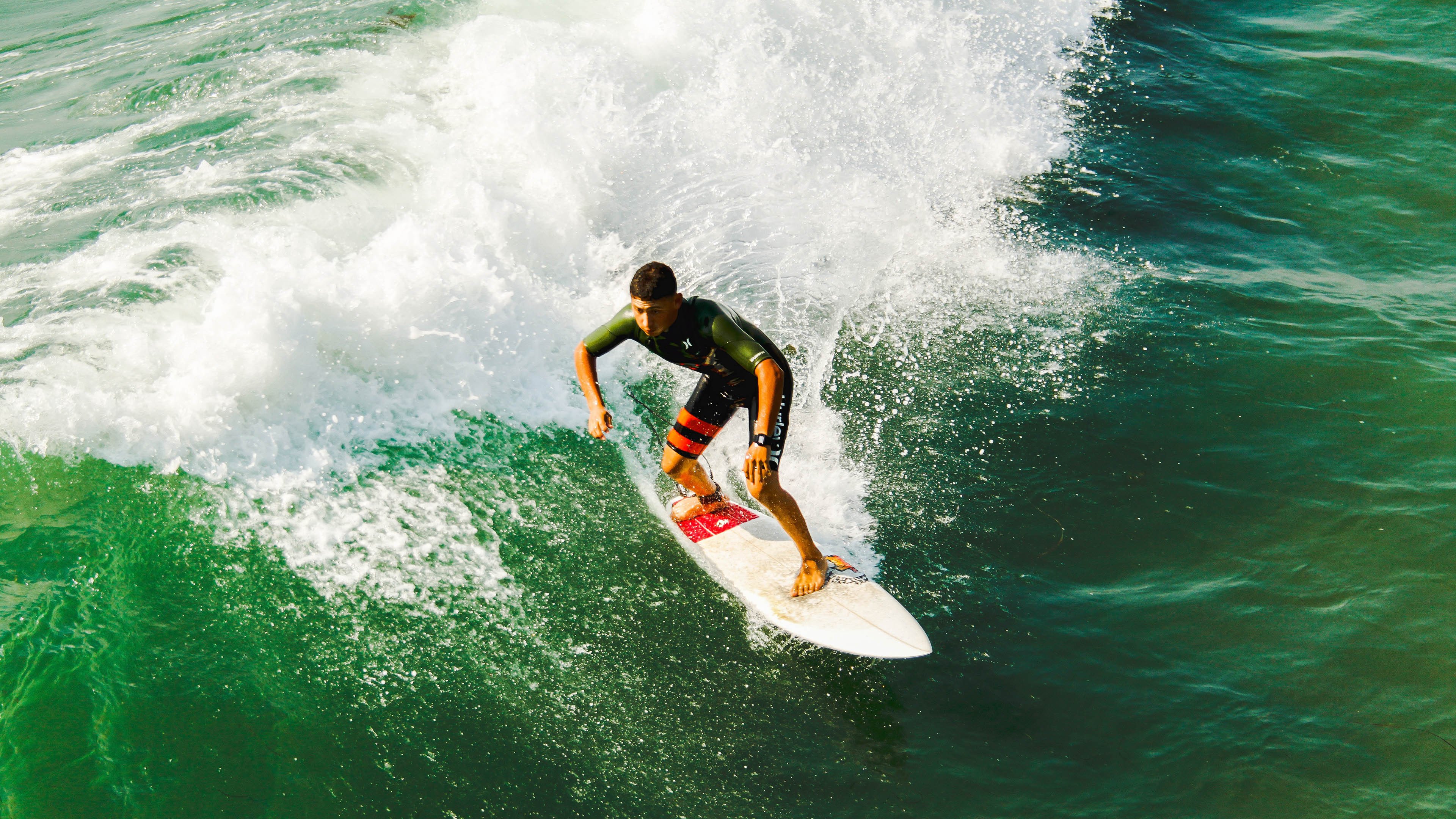 英超争冠白热化，曼城、阿森纳、利物浦三强鼎立，最后冲刺悬念迭起