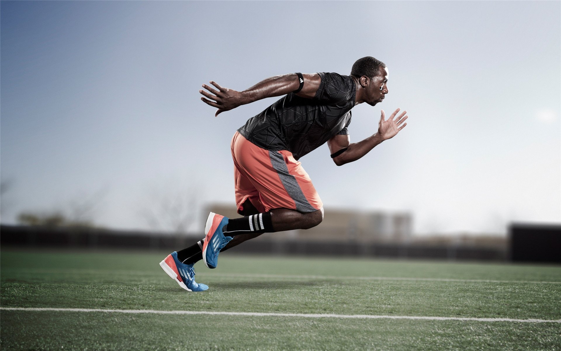 足球之夜聚焦东亚杯，首战平局背后的战术博弈与未来挑战